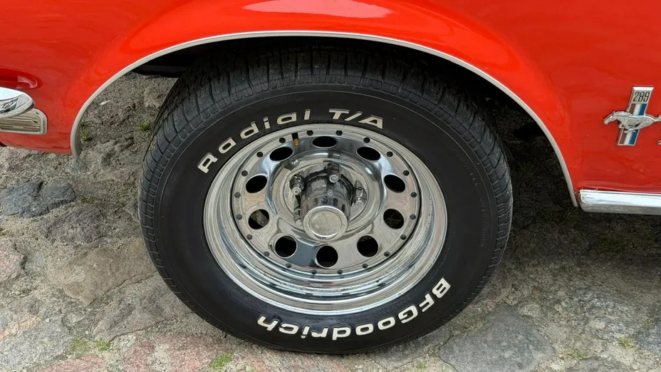 FORD Mustang -