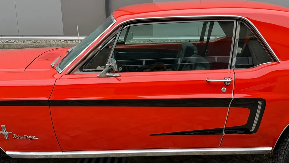 FORD Mustang -