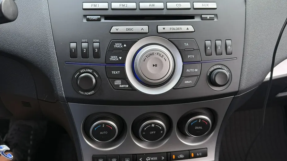 MAZDA 3 -