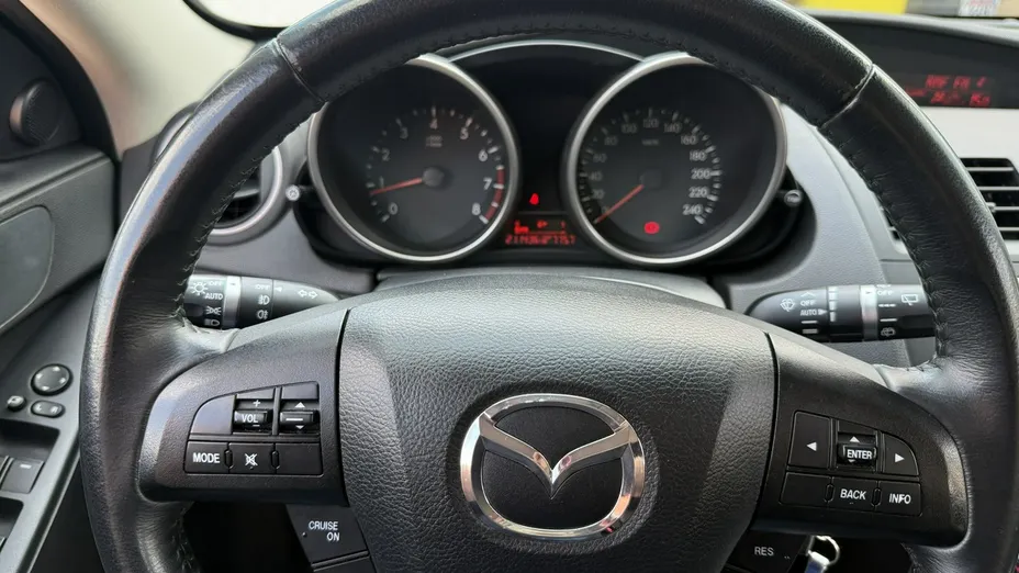 MAZDA 3 -