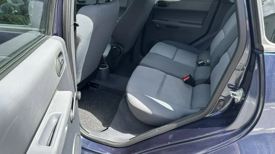 MITSUBISHI Colt -