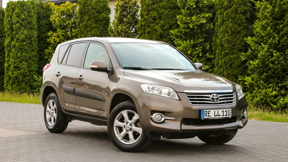 TOYOTA RAV4 -
