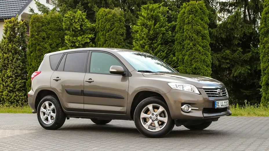 TOYOTA RAV4 -