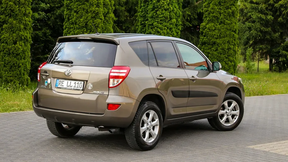 TOYOTA RAV4 -