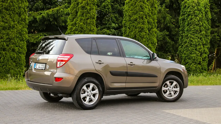 TOYOTA RAV4 -
