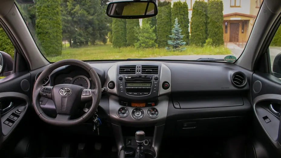TOYOTA RAV4 -