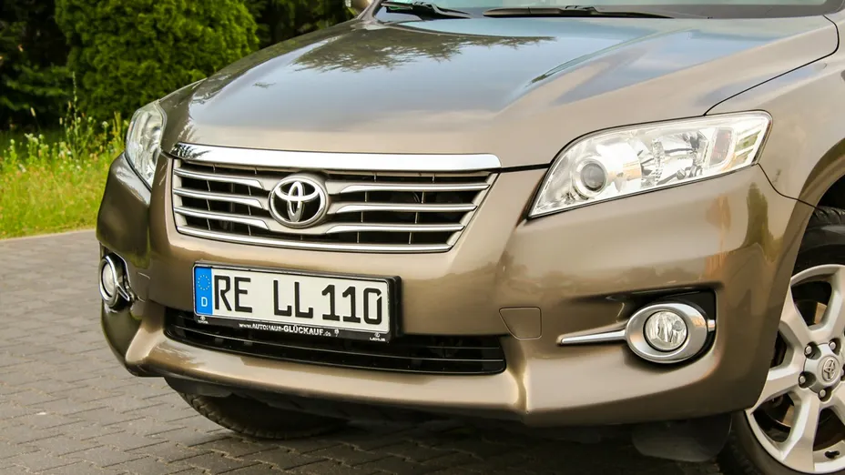 TOYOTA RAV4 -