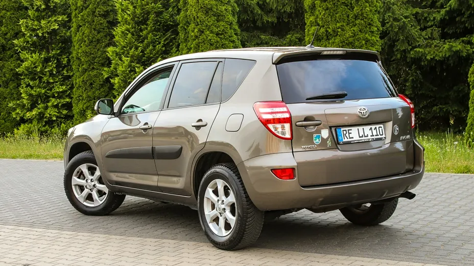 TOYOTA RAV4 -