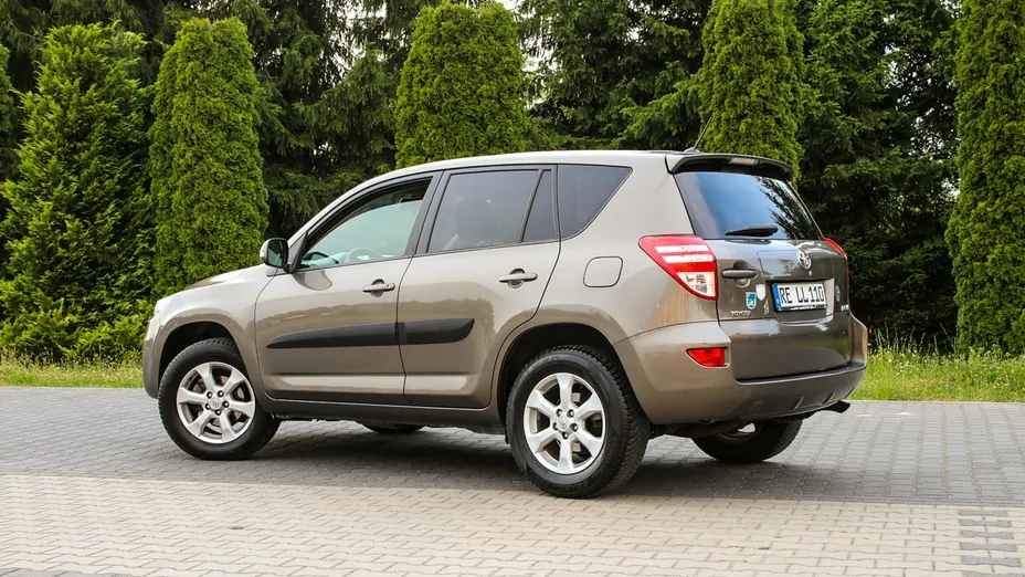 TOYOTA RAV4 -