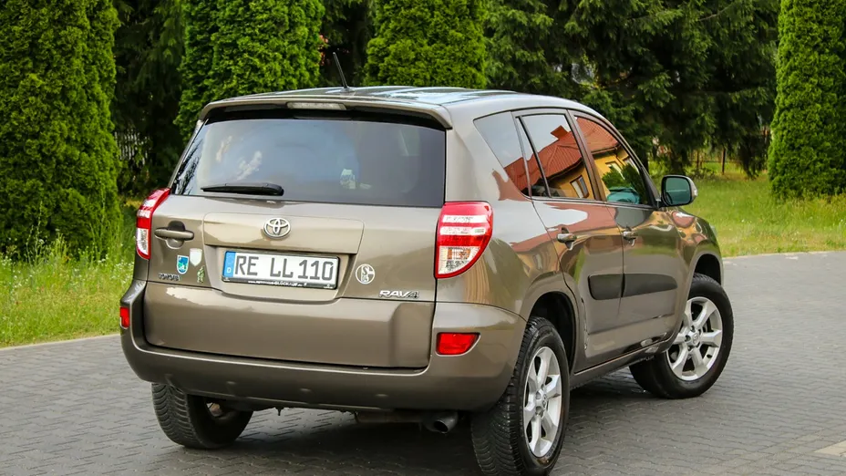 TOYOTA RAV4 -