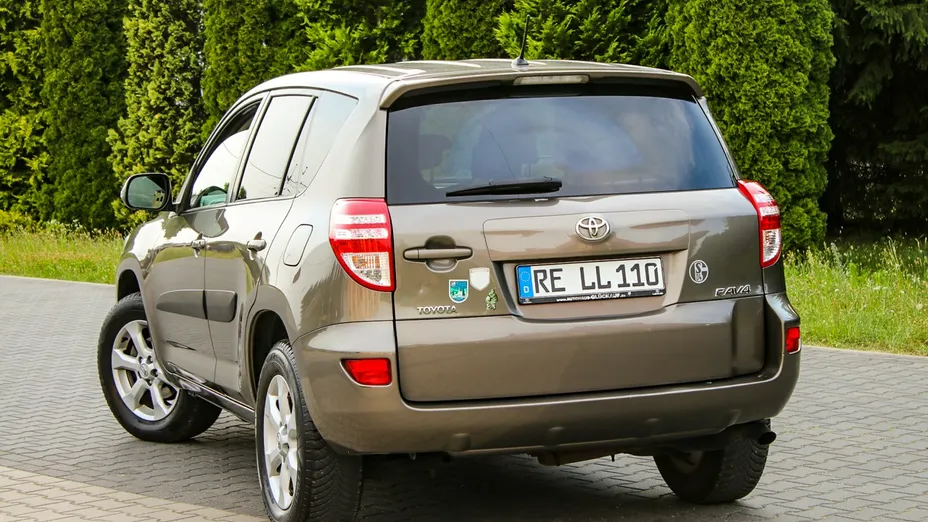 TOYOTA RAV4 -
