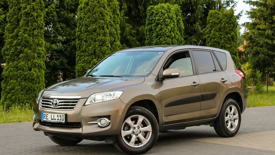 TOYOTA RAV4 -