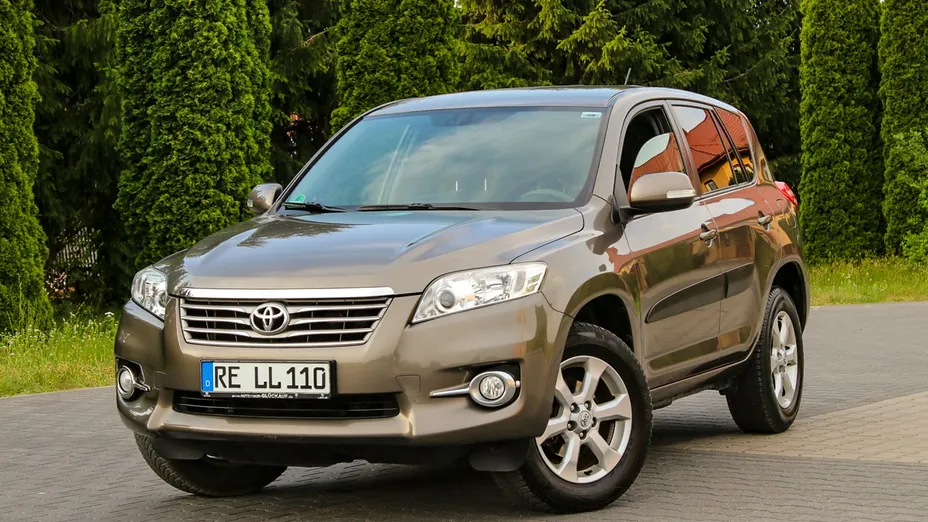 TOYOTA RAV4 -