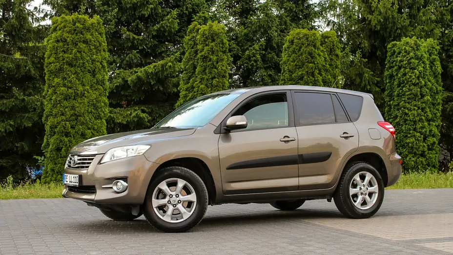 TOYOTA RAV4 -