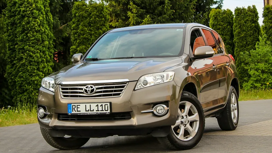 TOYOTA RAV4 -