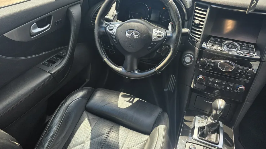 INFINITI QX70 -