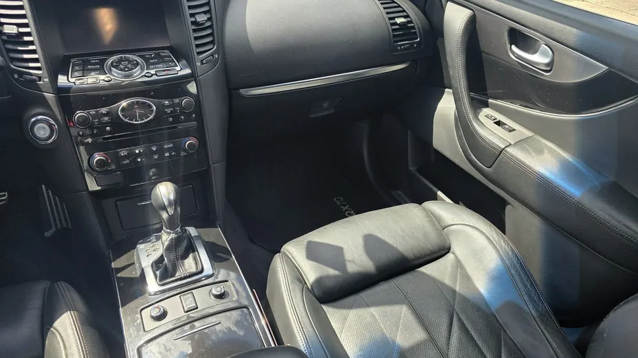 INFINITI QX70 -
