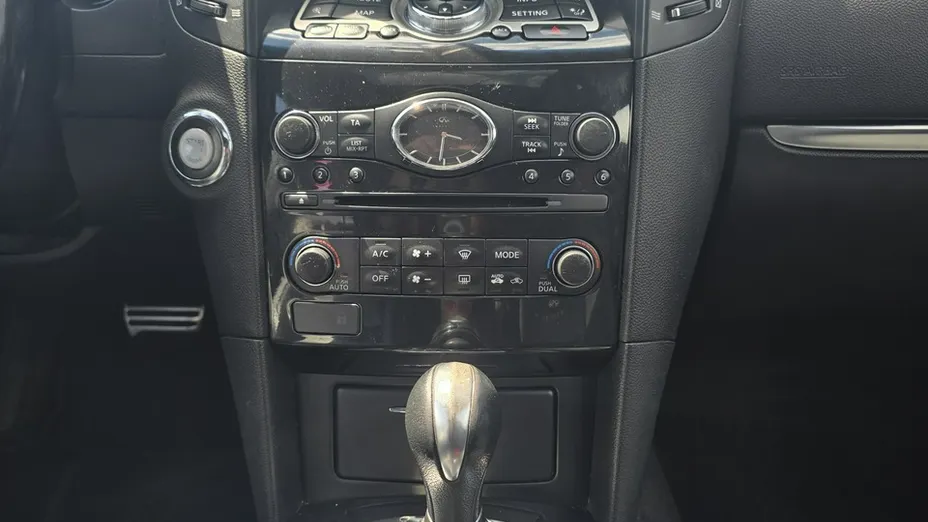 INFINITI QX70 -