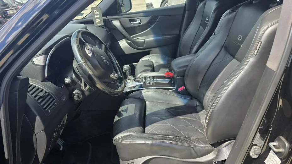 INFINITI QX70 -