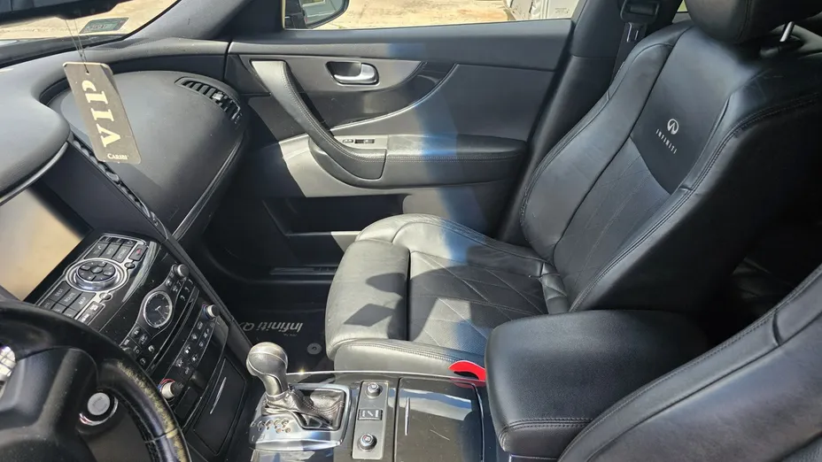 INFINITI QX70 -