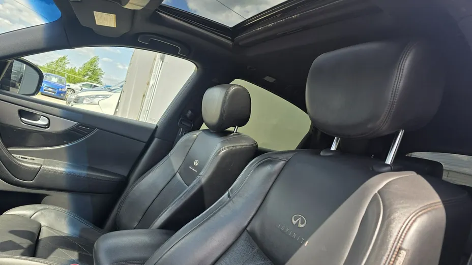 INFINITI QX70 -