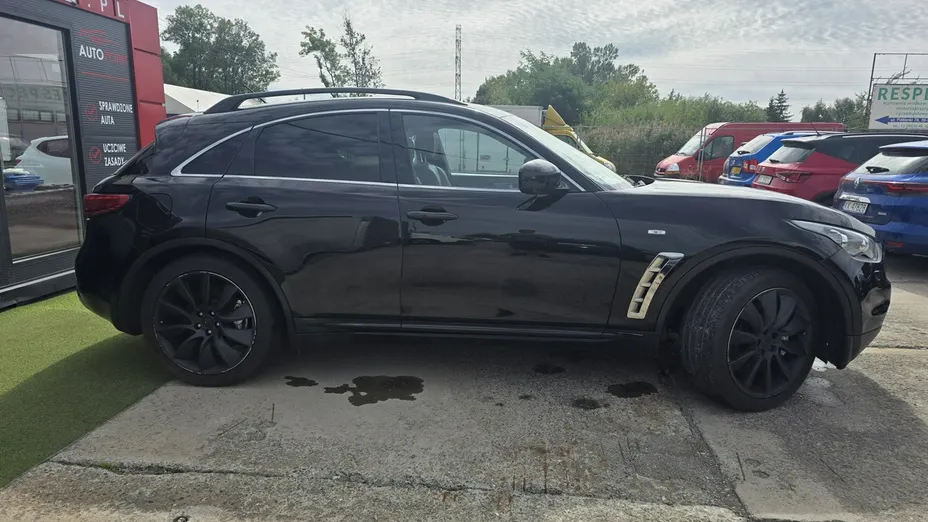 INFINITI QX70 -