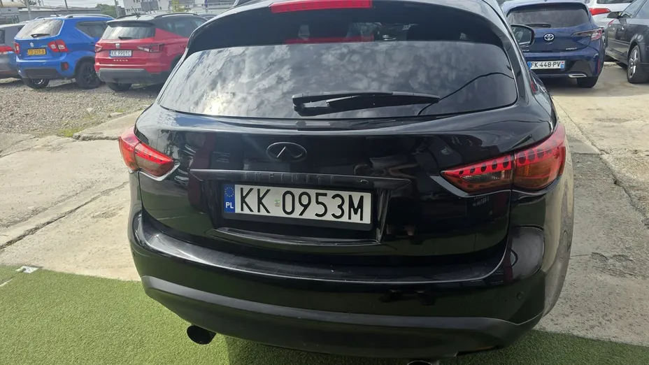 INFINITI QX70 -