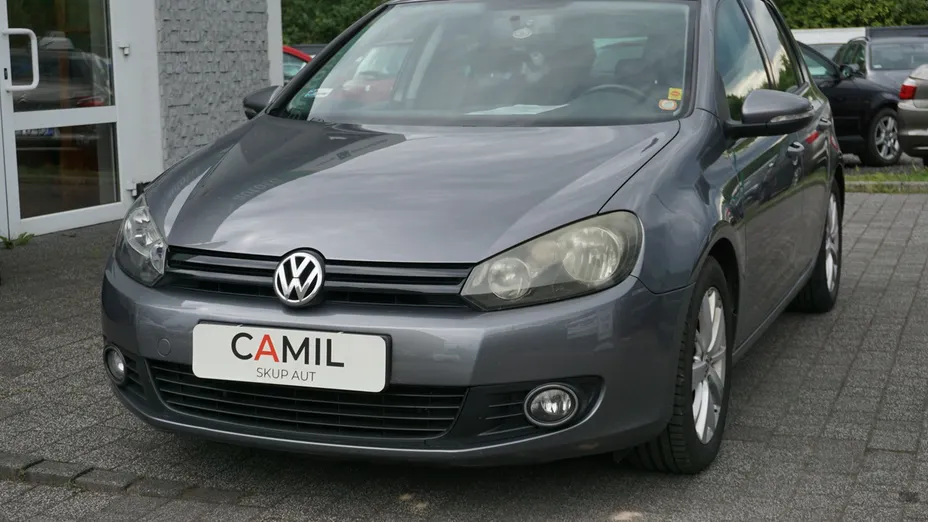 VOLKSWAGEN Golf -