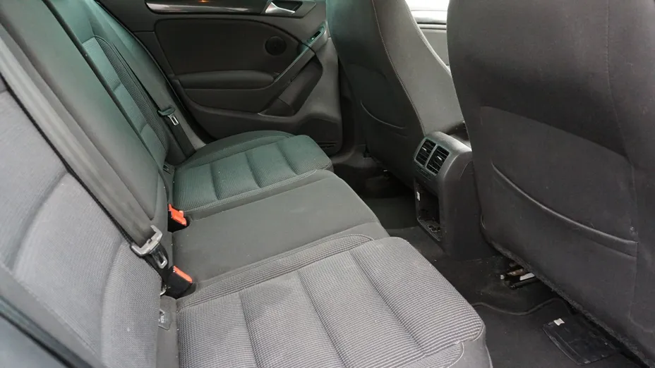 VOLKSWAGEN Golf -