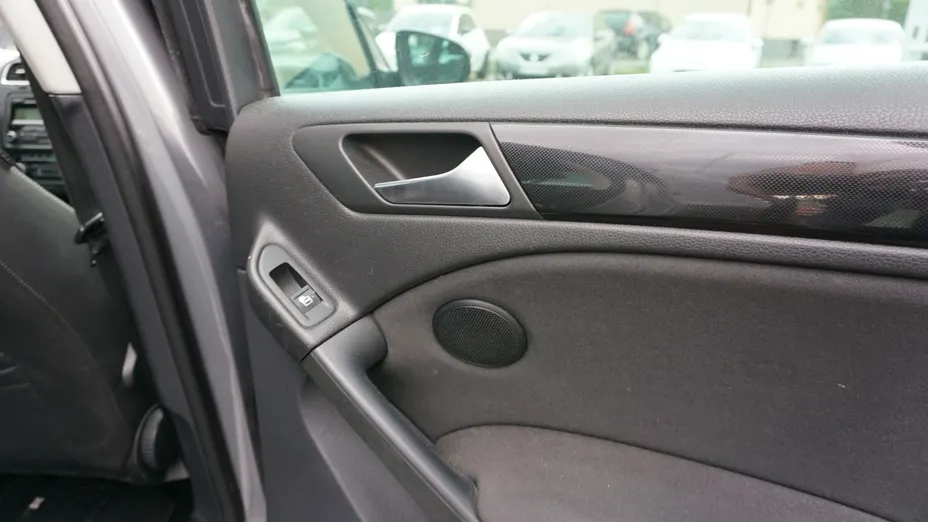 VOLKSWAGEN Golf -