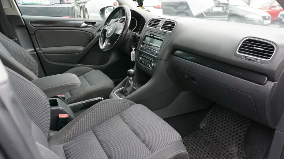VOLKSWAGEN Golf -