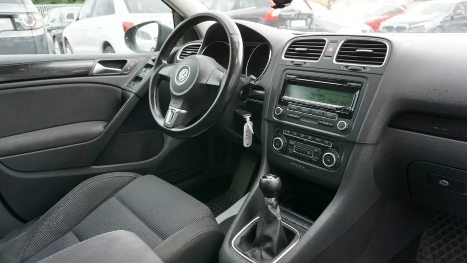 VOLKSWAGEN Golf -