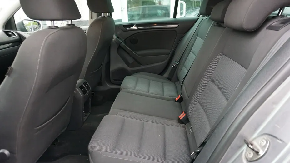 VOLKSWAGEN Golf -