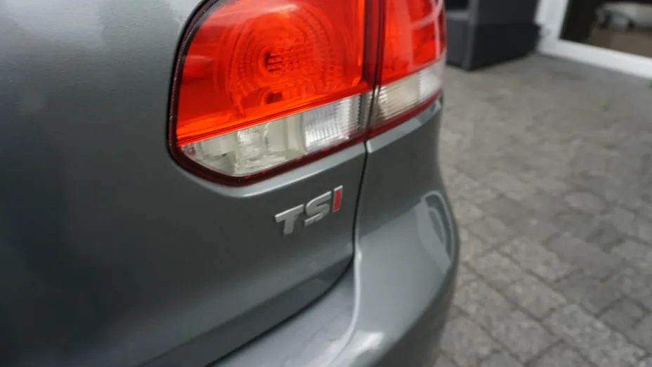 VOLKSWAGEN Golf -