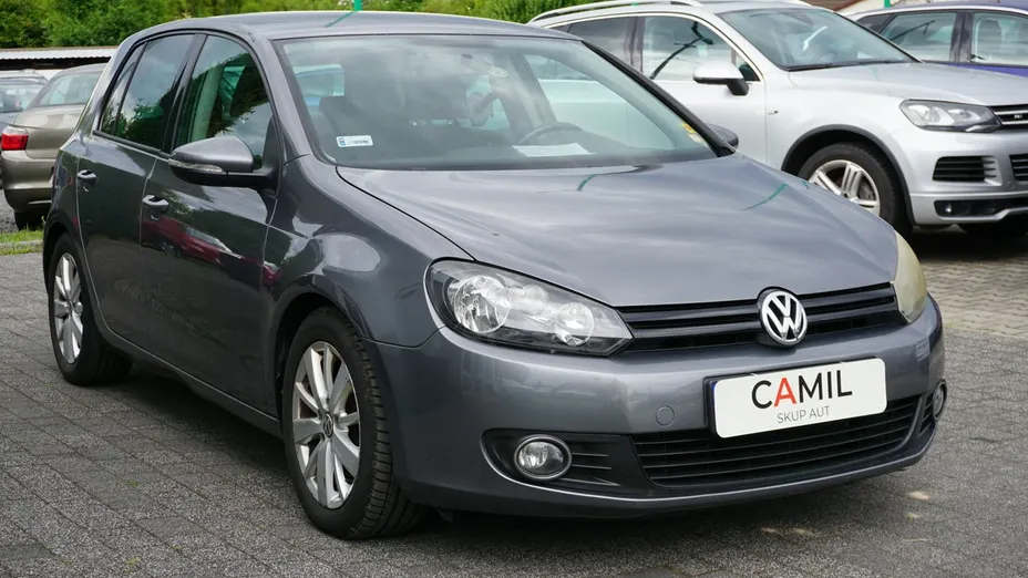 VOLKSWAGEN Golf -