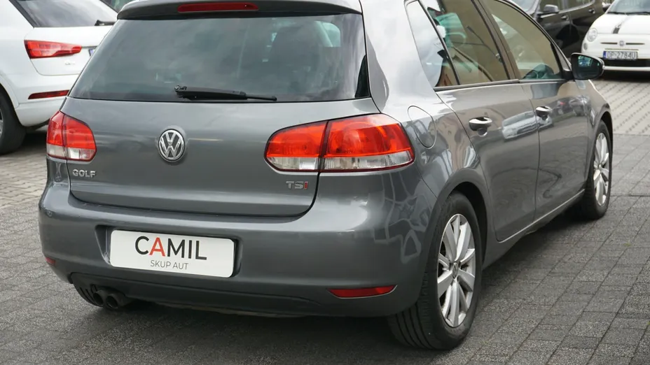VOLKSWAGEN Golf -