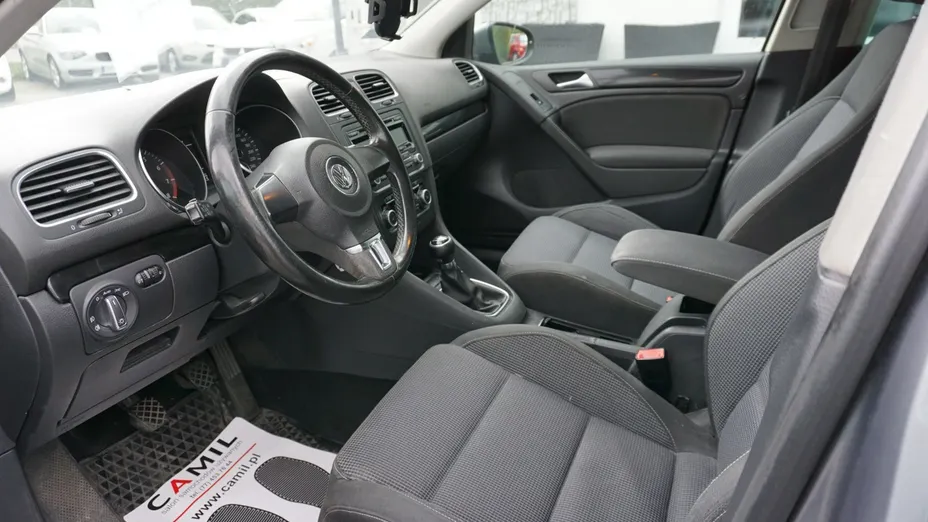 VOLKSWAGEN Golf -