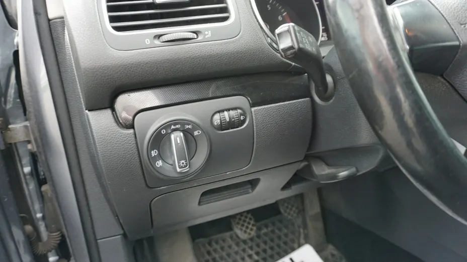 VOLKSWAGEN Golf -