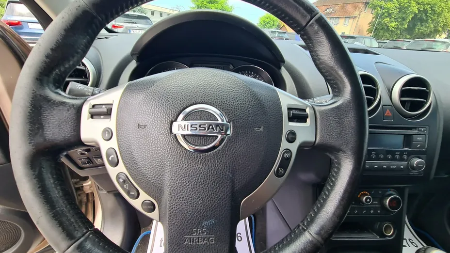 NISSAN Qashqai -