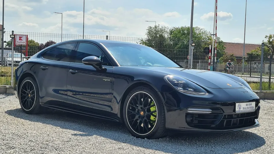 PORSCHE Panamera -