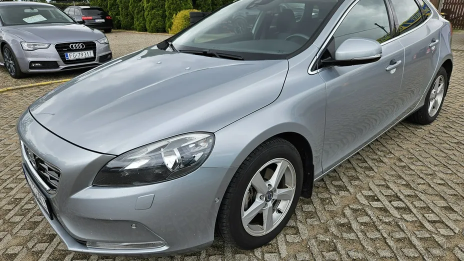 VOLVO V40 -