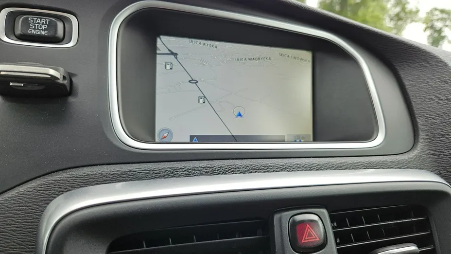 VOLVO V40 -