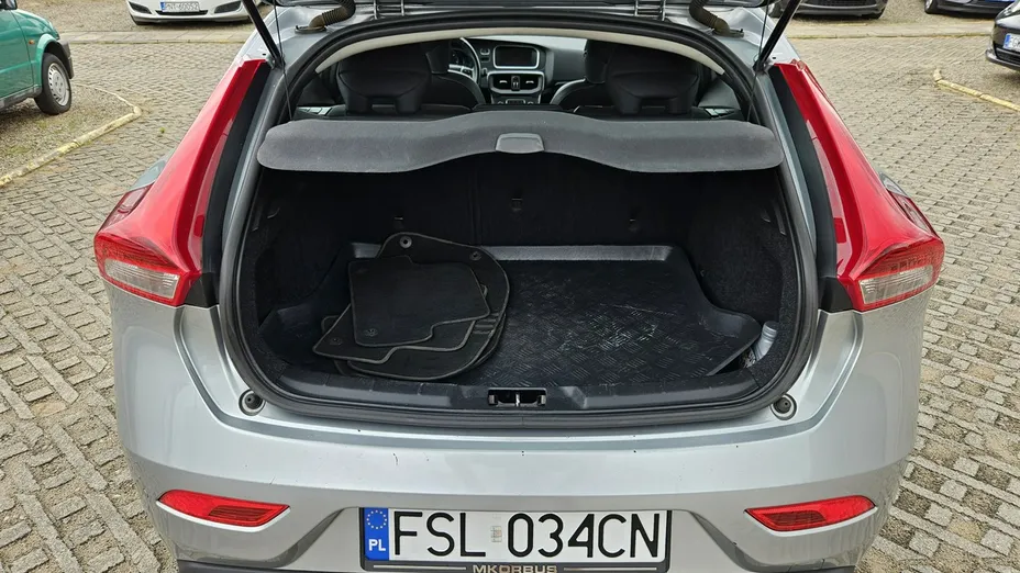 VOLVO V40 -