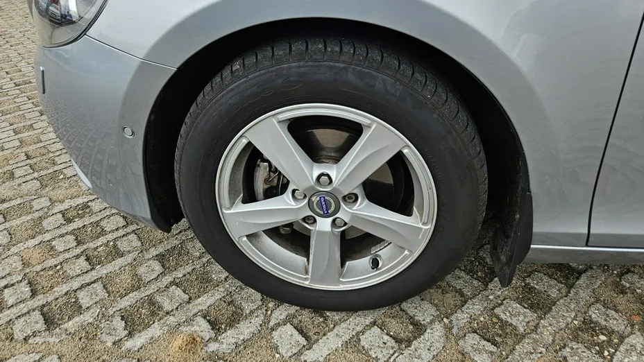 VOLVO V40 -