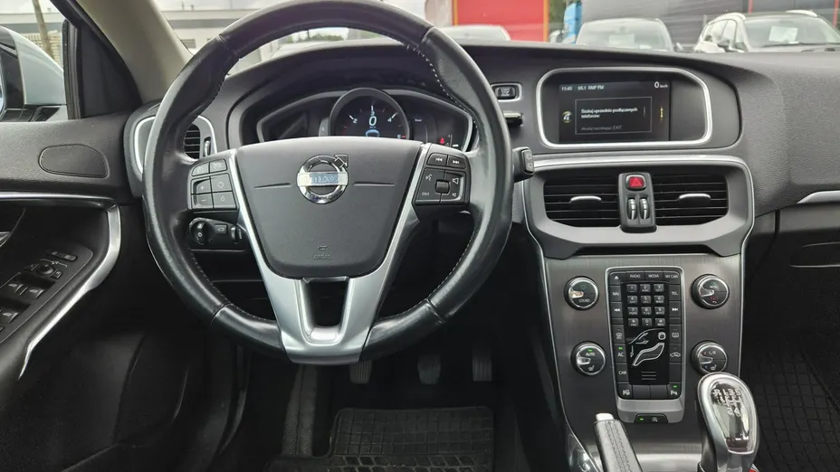 VOLVO V40 -