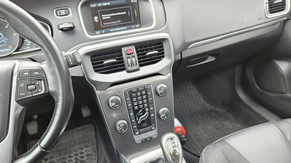 VOLVO V40 -