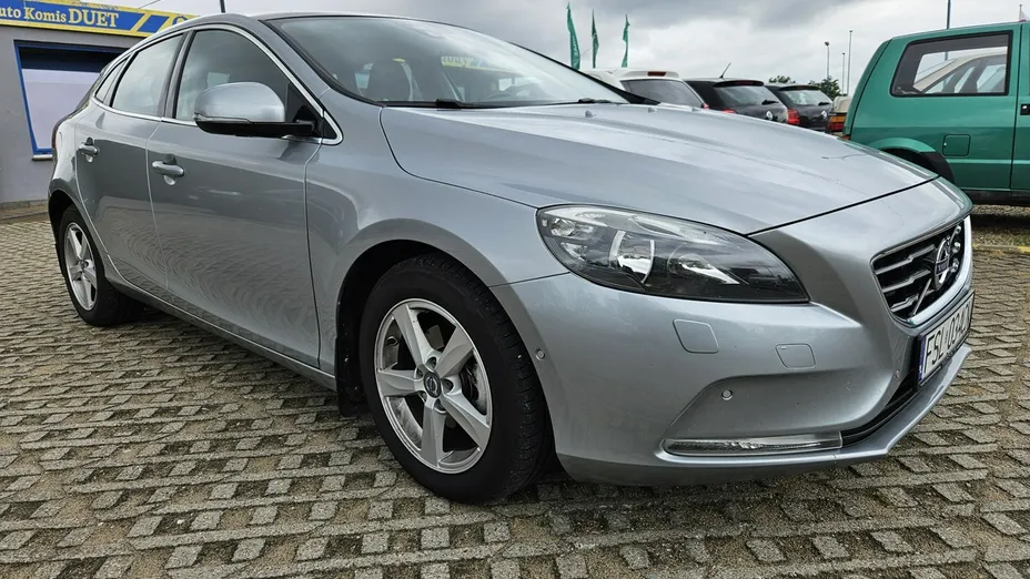 VOLVO V40 -