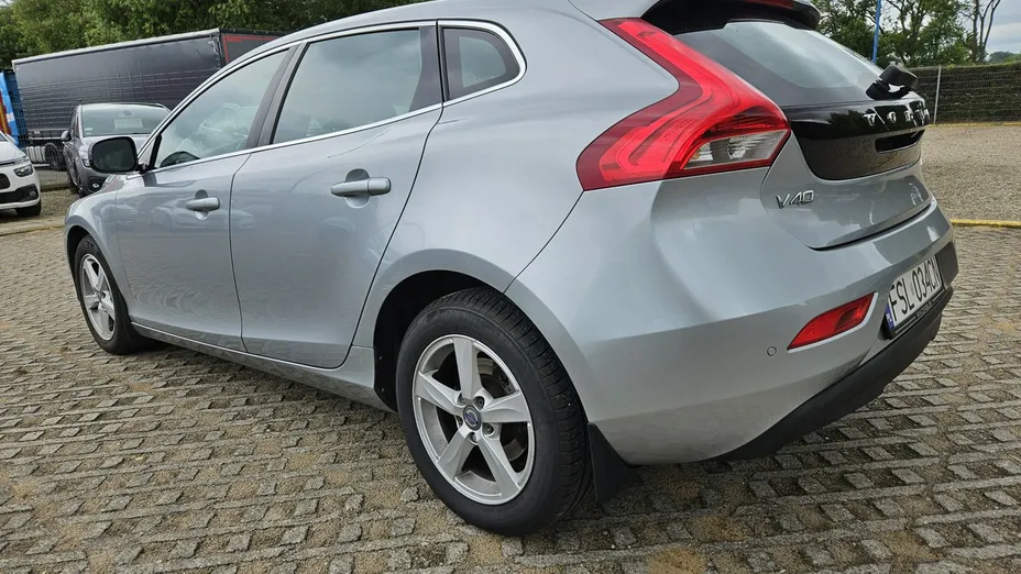 VOLVO V40 -