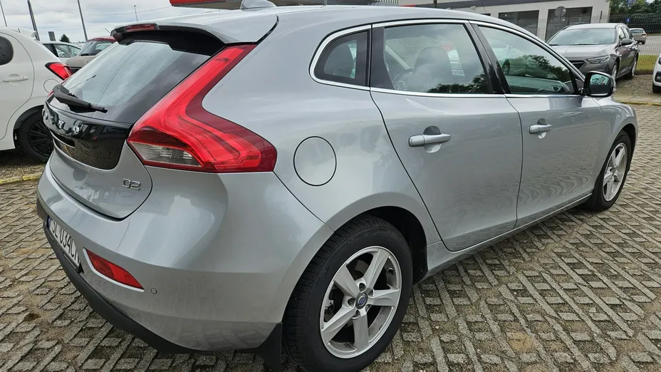VOLVO V40 -