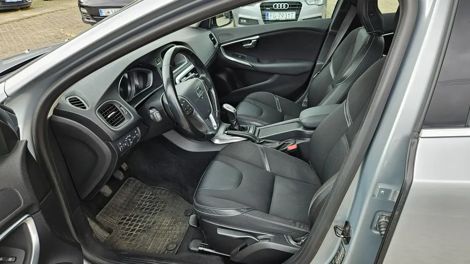 VOLVO V40 -